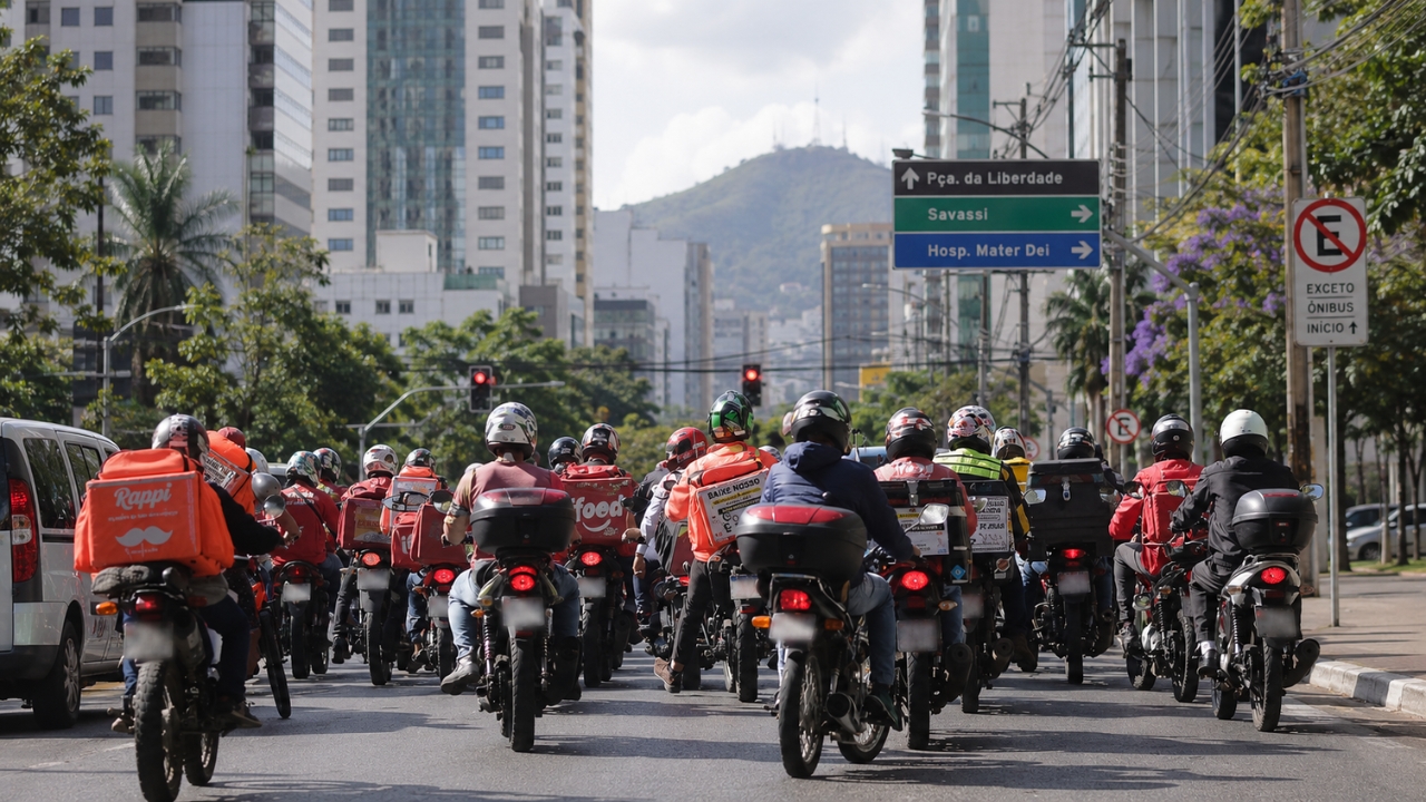 Apps prometem entregas em até 10 minutos no Brasil enquanto acidentes com motoboys e ciclistas crescem 35%, ultrapassam 34 mil registros e levantam uma pergunta incômoda: quem realmente paga o preço da guerra pela entrega mais rápida?