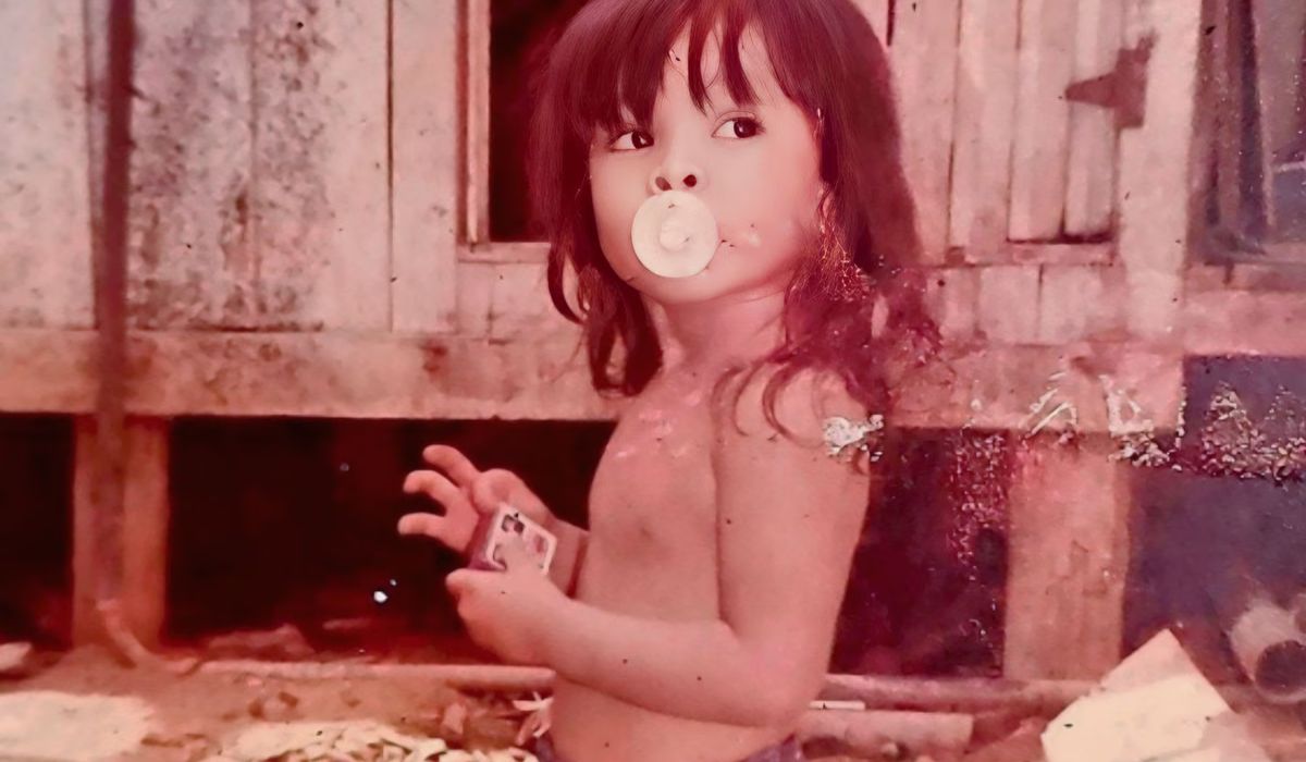Adana Omágua Kambeba durante a infância na região de Manaus; segundo seu relato, pessoas mais velhas da família identificaram cedo sua ligação com práticas de cuidado. Crédito: Acervo pessoal de Adana Kambeba, via The Guardian.