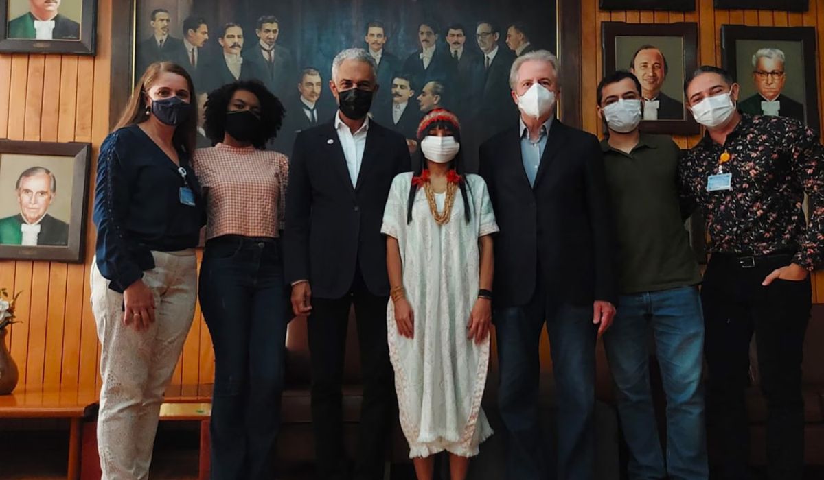 Adana Omágua Kambeba, ao centro, durante o recebimento do diploma de Medicina na UFMG, em março de 2022, após aproximadamente nove anos de formação. Crédito: Divulgação/UFMG, via The Guardian.