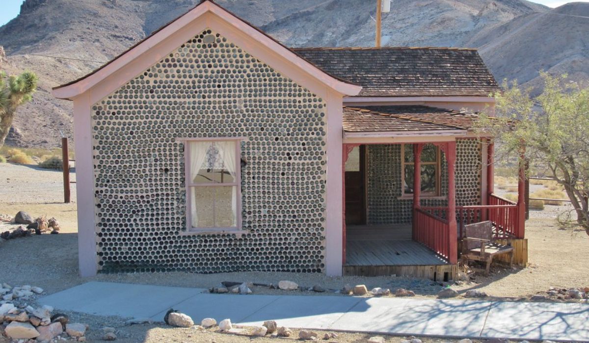 Casa de garrafas de Tom Kelly preservada em Rhyolite, cidade mineradora que virou uma das mais conhecidas cidades fantasmas de Nevada. Crédito: Mike McBey/Wikimedia Commons