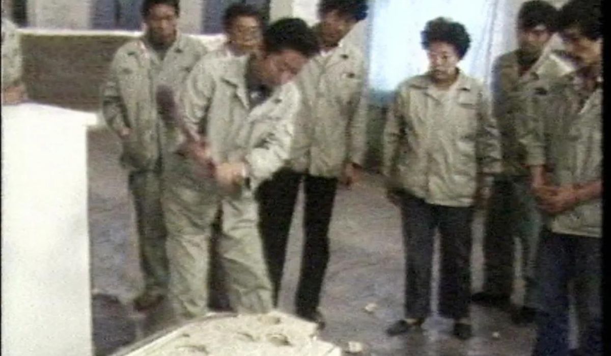 Funcionários participam do episódio de 1985 em que 76 geladeiras consideradas abaixo do padrão de qualidade foram destruídas na fábrica que daria origem à Haier. Crédito: Haier Group.