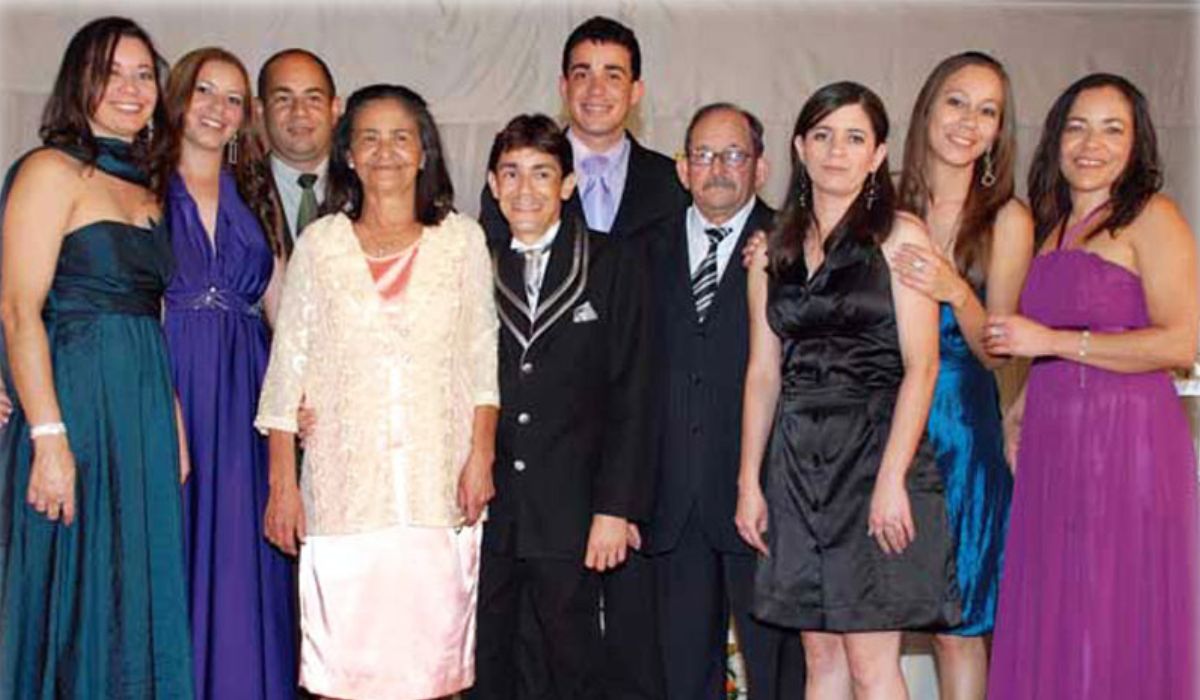 Bartíria e Paulino Doxa ao lado dos filhos; o casal priorizou a educação mesmo com poucos recursos e viu os oito chegarem ao serviço público. Crédito: Arquivo Pessoal, via Diario de Pernambuco.