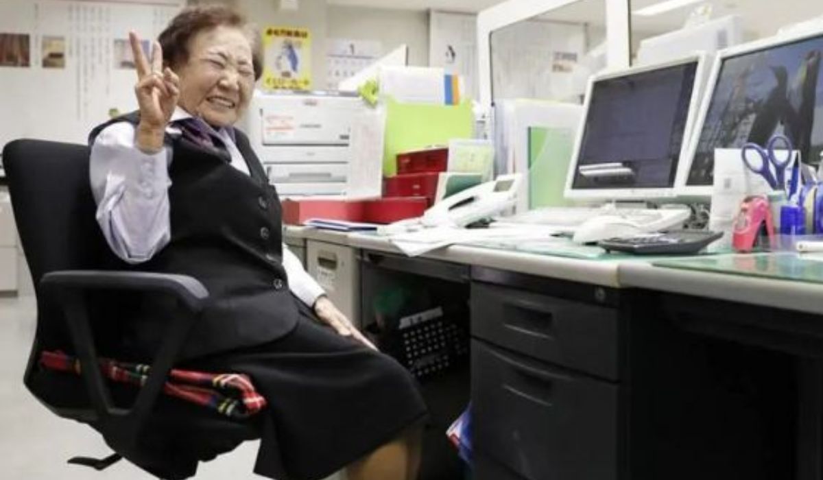 Yasuko Tamaki durante a rotina de trabalho na Sunco Industries, empresa de Osaka onde iniciou sua trajetória profissional em 1956. Crédito: Sunco Industries/Divulgação