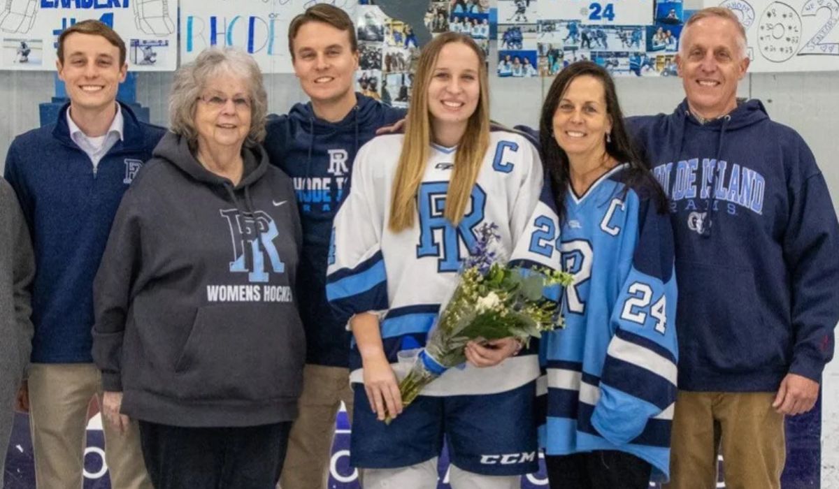 A família Jedson reunida durante uma homenagem a Emily no hóquei da Universidade de Rhode Island, antes da coincidência das formaturas de 2025. Crédito: Ethan Jedson/Universidade de Rhode Island.
