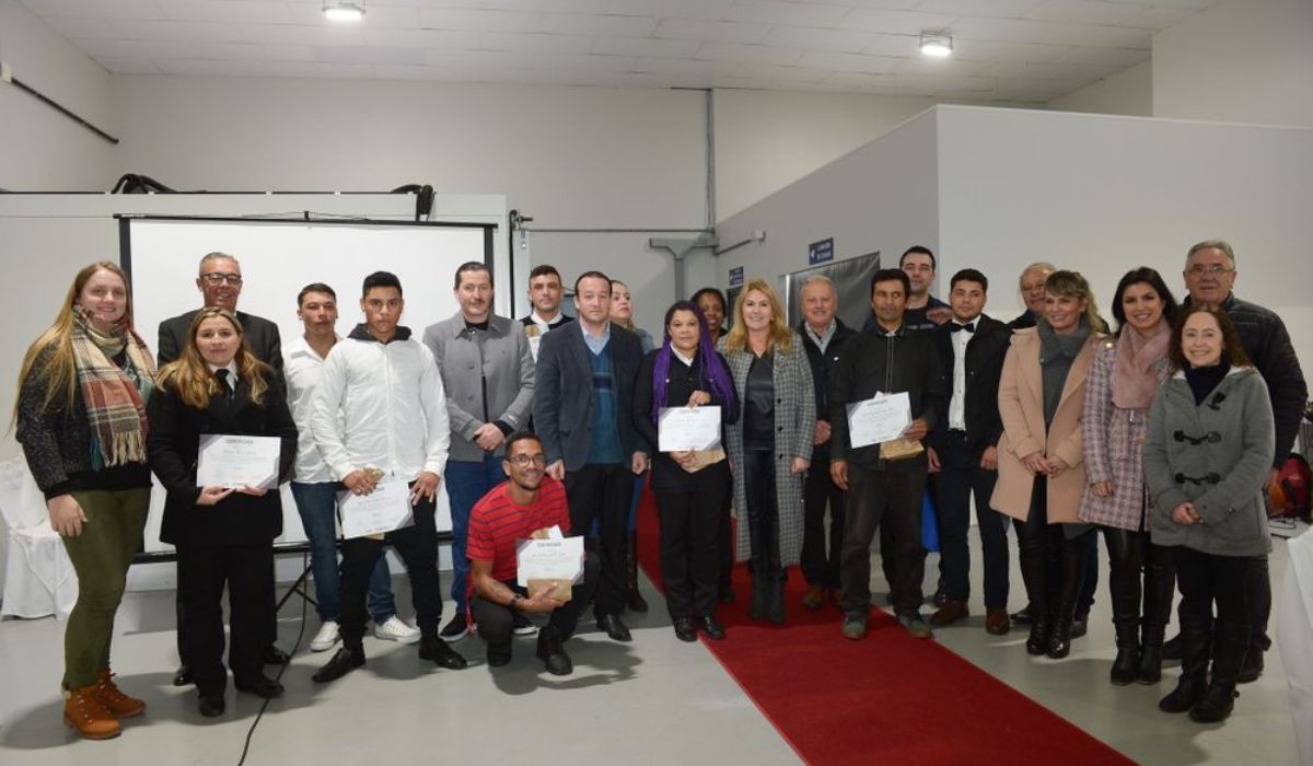 Alunos participaram da segunda edição do Curso Profissionalizante de Garçom em Caxias do Sul; 14 pessoas concluíram a formação de 76 horas em 2023.