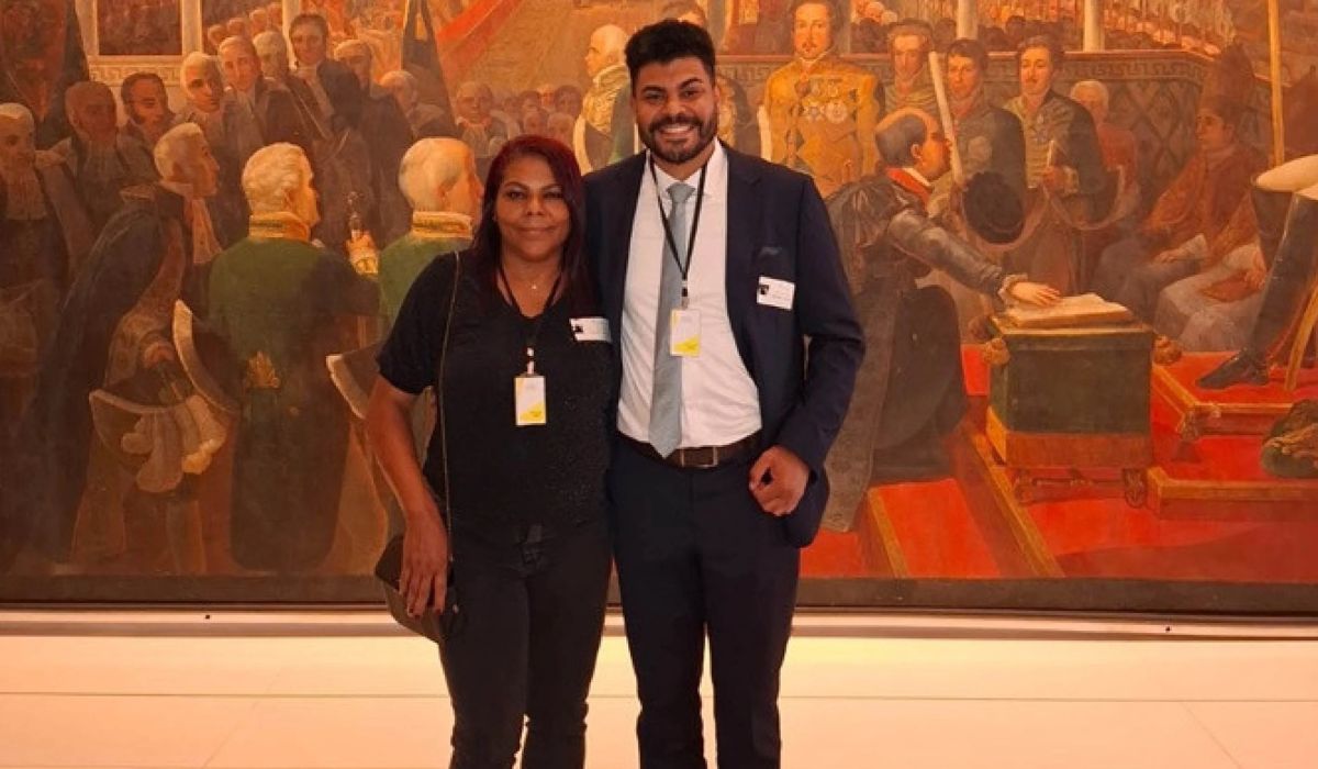 Douglas Rocha ao lado da mãe, Francisca, no Ministério das Relações Exteriores depois da aprovação que o levou à carreira diplomática. Crédito: Arquivo pessoal.