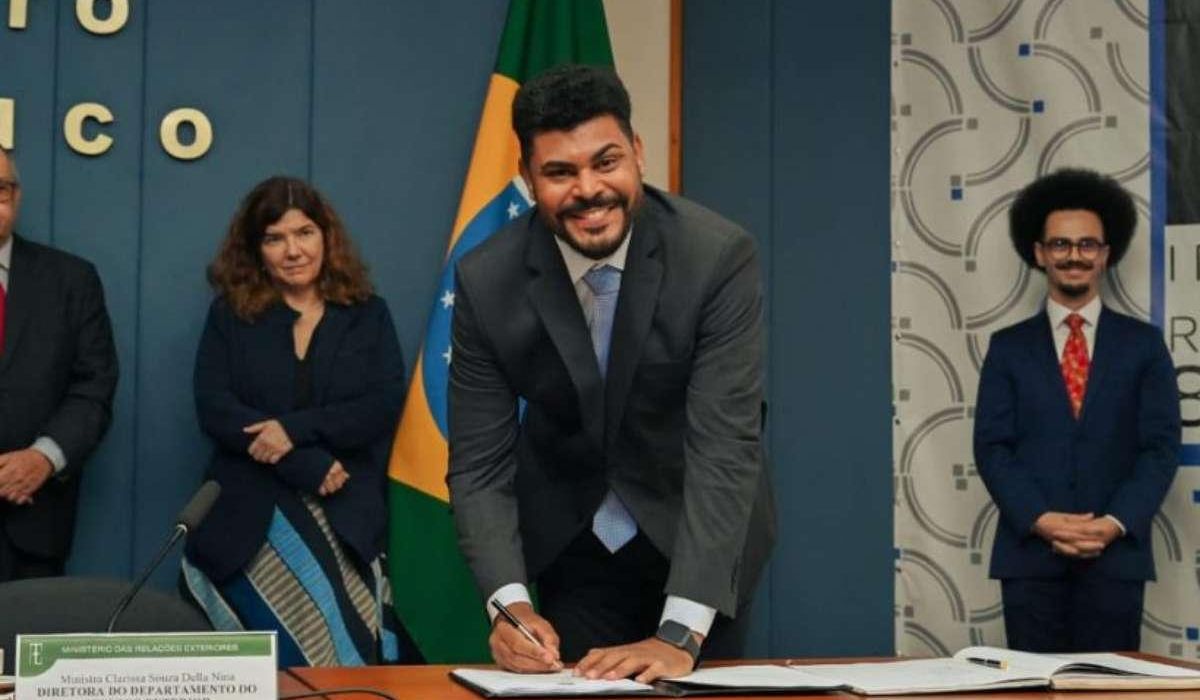 Douglas Rocha Almeida tomou posse na carreira diplomática brasileira em janeiro de 2026, depois de anos conciliando trabalho, estudos e preparação para o CACD. Crédito: Arquivo pessoal / CAPES.