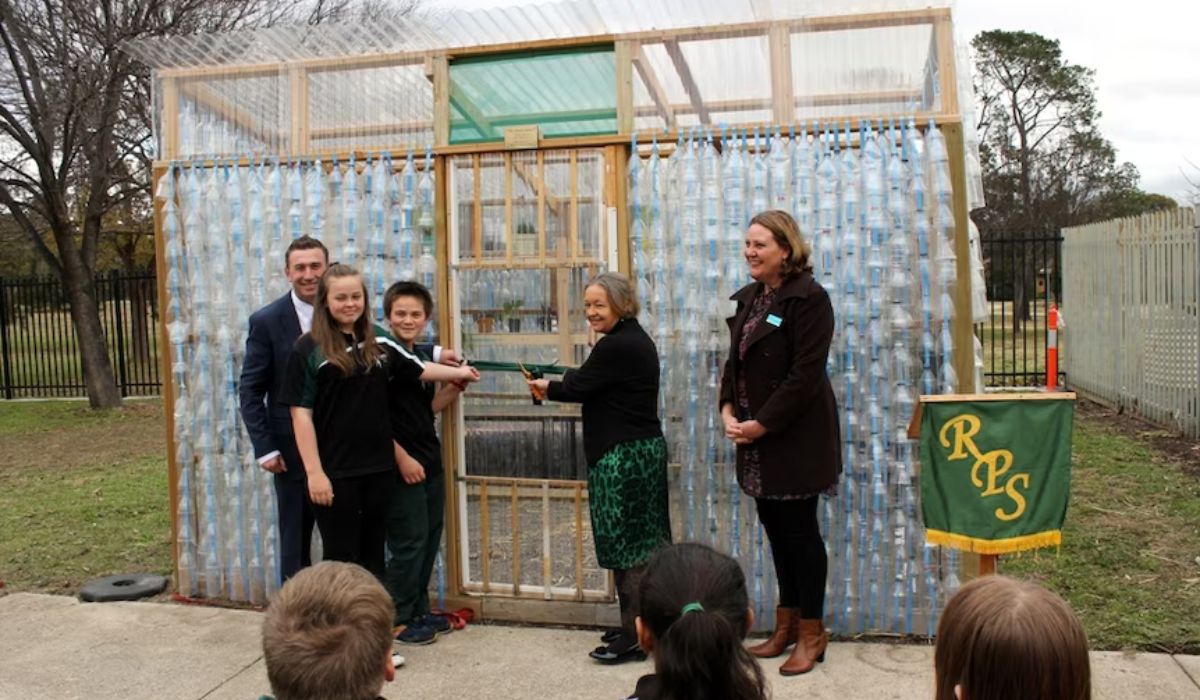 Professora e alunos transformaram mais de 2.000 garrafas plásticas em uma estufa escolar usada para cultivo, ciência e reciclagem. - Crédito: Hannah Walmsley / 666 ABC Canberra.