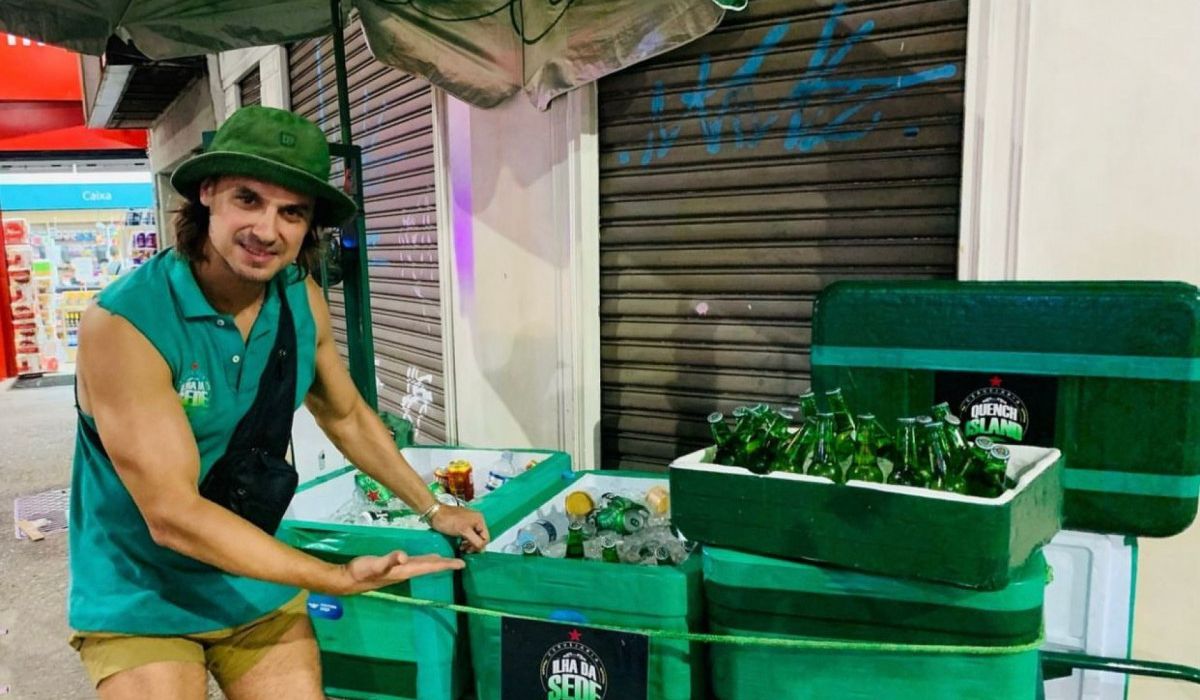 Ator Daniel Erthal vende cerveja nas ruas do Rio de Janeiro - Foto: Reprodução / Instagram
