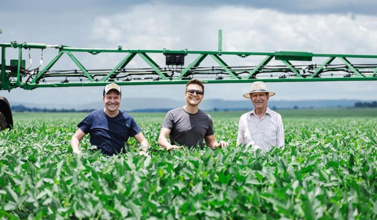 Michel Teló acompanha a lavoura ao lado da família durante o projeto de produção agrícola desenvolvido em Mato Grosso do Sul. Crédito: Reprodução/Instagram via Casa Vogue