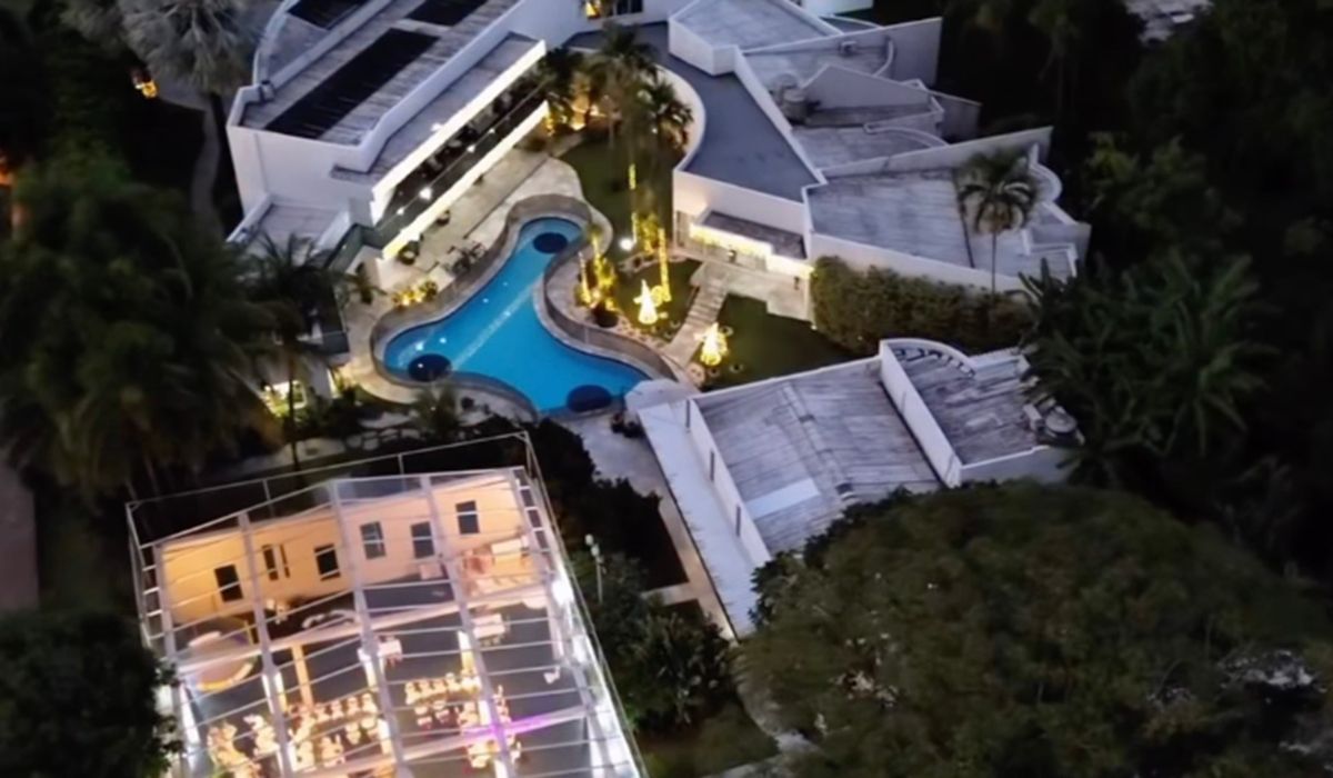 Imagem aérea mostra a mansão de Leonardo e Poliana Rocha em Goiânia, com piscina entre as construções e área destinada a eventos da família. Crédito: Reprodução/Instagram/Poliana Rocha