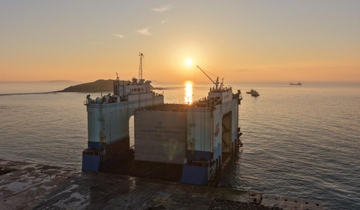 Caixão de 3.500 toneladas é transportado sobre um dique flutuante durante a operação marítima realizada em Qingdao. Crédito: CSCEC 8th Engineering Division Fourth Company / Science and Technology Daily.
