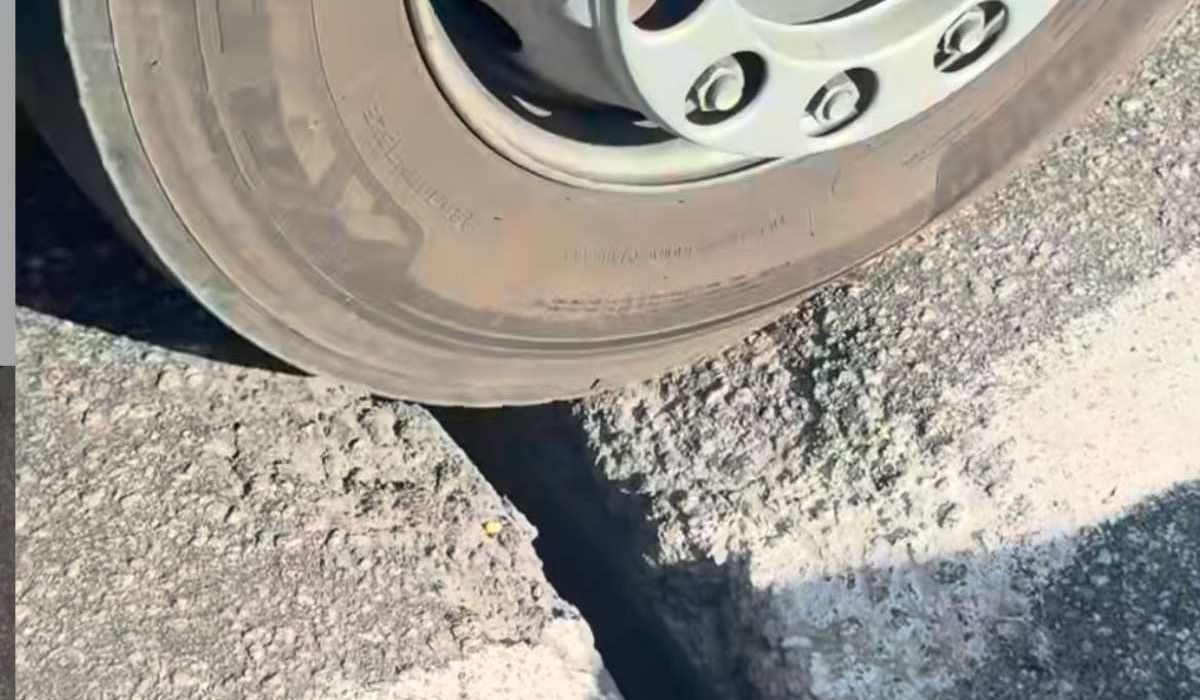 Veículos atravessam abertura no pavimento do Viaduto Direcional da BR-101, em Prazeres, Jaboatão dos Guararapes; Crédito: Reprodução/Instagram, via Diario de Pernambuco.