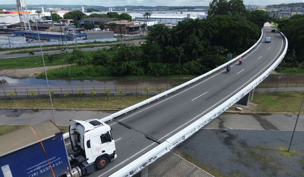 Veículos atravessam abertura no pavimento do Viaduto Direcional da BR-101 - Crédito: Reprodução/Instagram