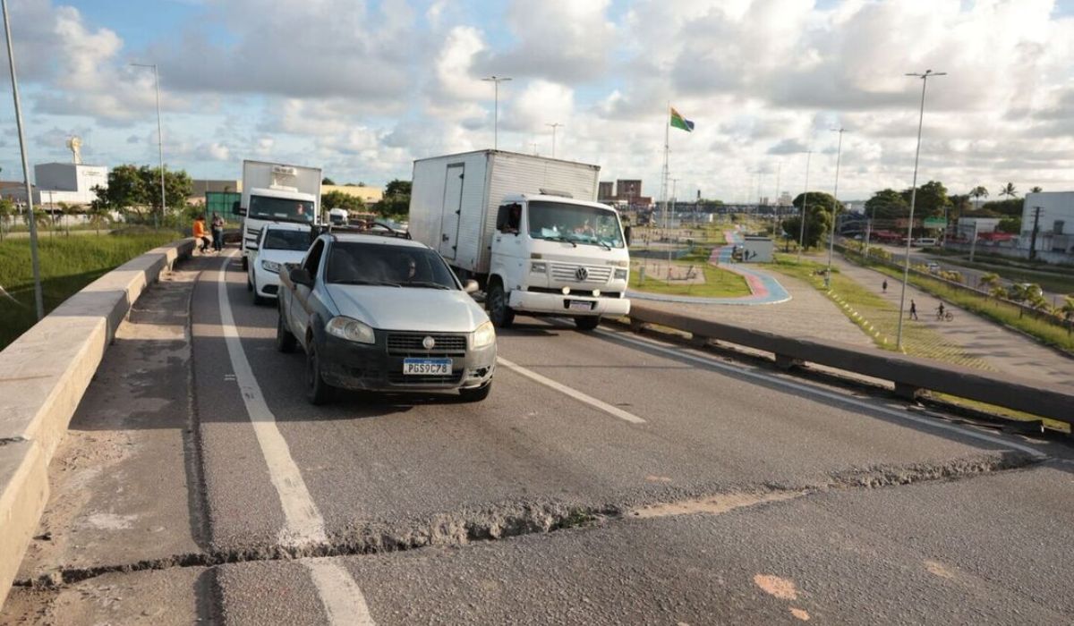 Rachadura no viaduto de Prazeres - Foto: Felipe Ribeiro/Folha de Pernambuco