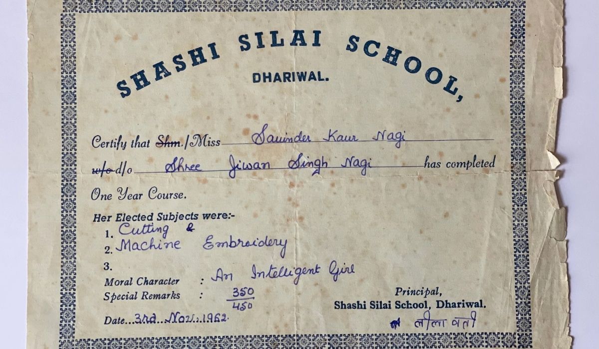 Certificado de corte e costura obtido por Savinder Kaur Nagi em Dhariwal, em 1962; o documento publicado pela filha dela ajudou Avtar Singh a perceber que havia encontrado uma pista concreta sobre sua mãe. Crédito: Nicci Dhamu/South Asian Heritage Month