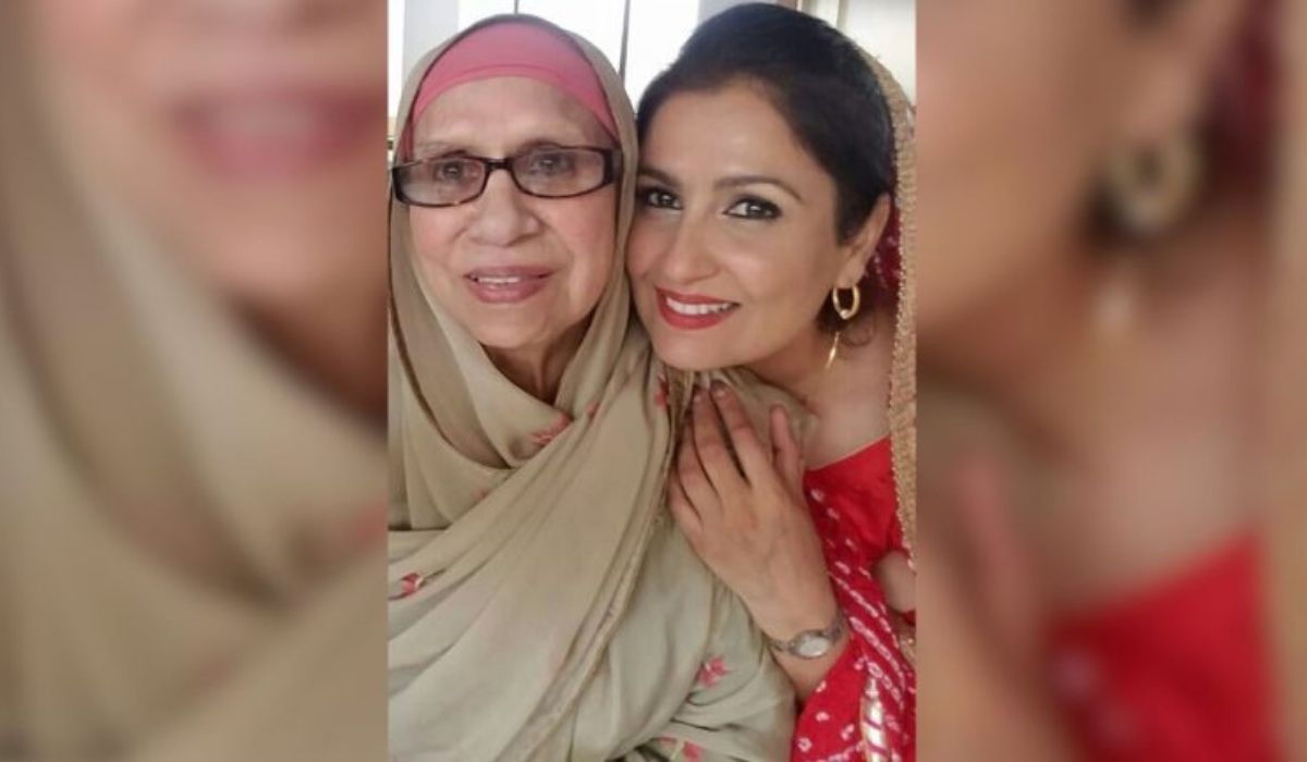 Nicci Dhamu ao lado da mãe, Savinder Kaur Nagi, em 2018; anos depois, um texto escrito por Nicci ajudaria Avtar a reconstruir a ligação com a família materna. Crédito: Acervo de Nicci Dhamu, via The Guardian.