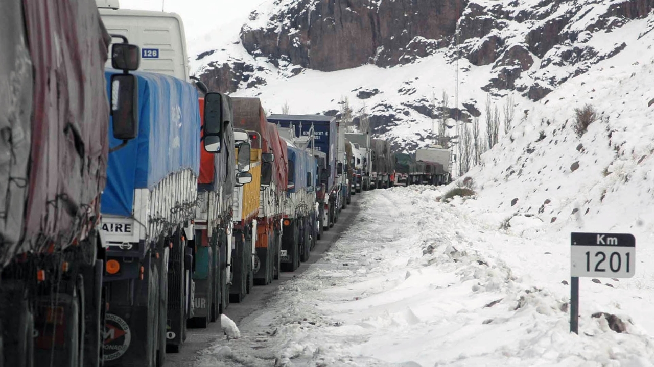 Caminhões ficam enfileirados em estrada coberta de neve na Cordilheira dos Andes durante bloqueio provocado pelo inverno rigoroso, cenário semelhante ao enfrentado pelo gaúcho Eduardo Ferlin durante os 32 dias de espera para seguir viagem ao Chile | Foto: Reprodução