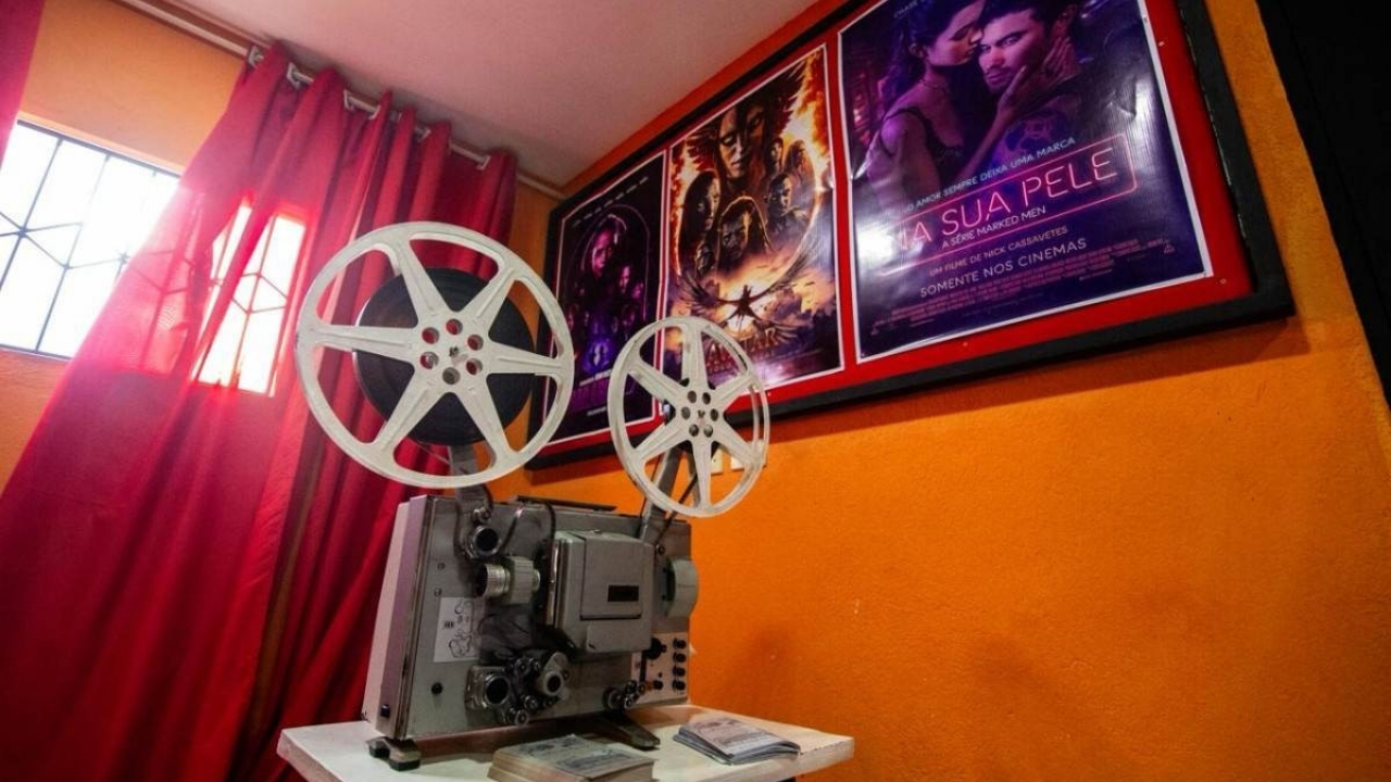 Pai de sete filhos, Seu Aurélio já começou a transmitir ao primogênito, Chico, os conhecimentos necessários para manter o Cine Aurélio funcionando no futuro. Aos 81 anos, ele prepara o filho para assumir a sala quando já não puder cuidar pessoalmente da programação, dos equipamentos e da manutenção do espaço. (Crysli Viana/DP Foto)