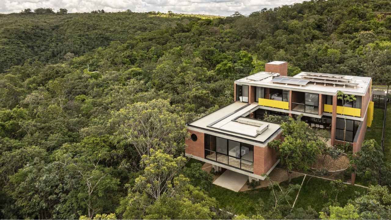 Casa brasileira de 512 m² foi desenhada ao redor de sete árvores do Cerrado, suspende parte da estrutura sobre pilares e entra entre as três vencedoras do Prêmio Obra do Ano 2026