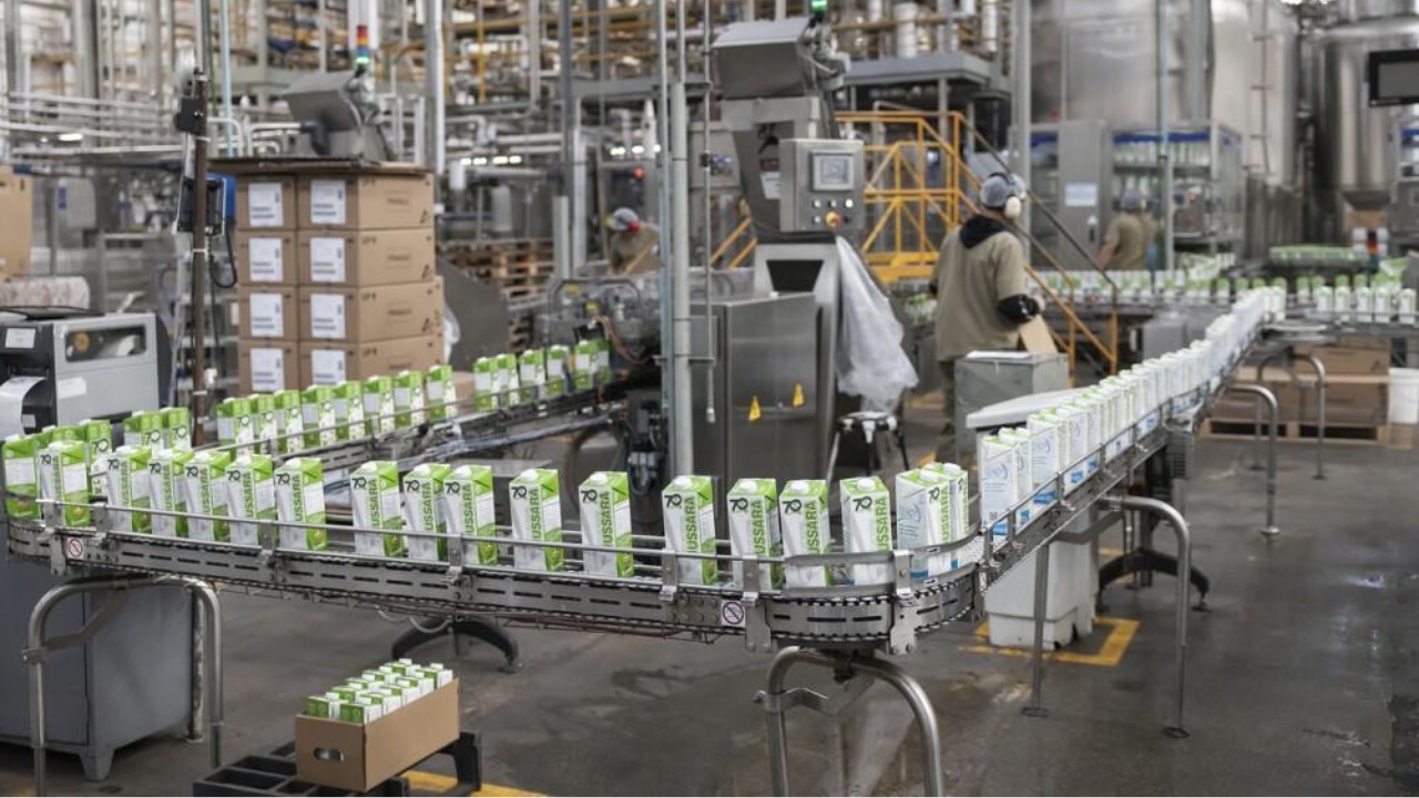 Linha de produção da Jussara em operação no Brasil, onde embalagens de leite seguem pela esteira industrial de uma companhia que processa cerca de 1,2 milhão de litros por dia e agora avalia instalar no Paraguai sua primeira unidade produtiva fora do país.