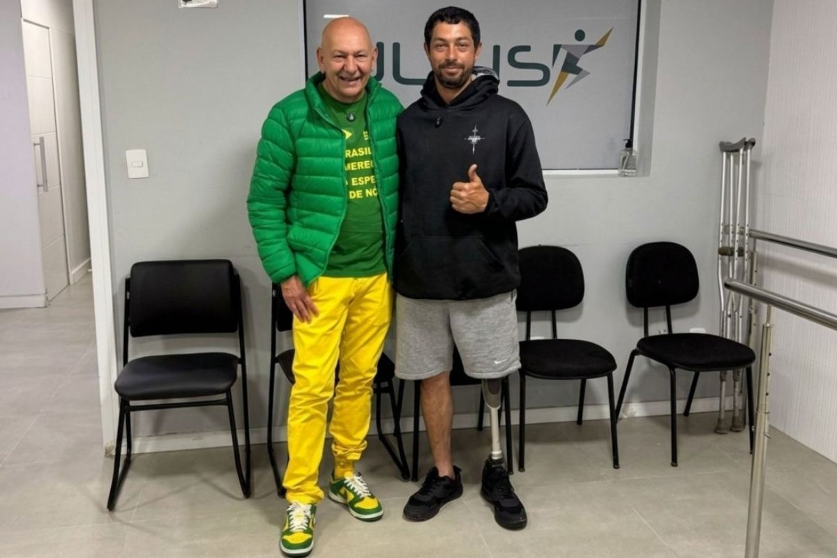 Douglas da Costa Ribeiro recebeu de Luciano Hang uma prótese de R$ 80 mil em Florianópolis e agora quer voltar a caminhar de mãos dadas com a esposa.