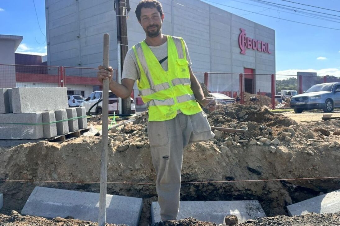 Pedreiro que assenta pedra com uma perna só recebeu chamada de vídeo do dono da Havan e a promessa de uma prótese de R$ 80 mil, com uma condição junto.
