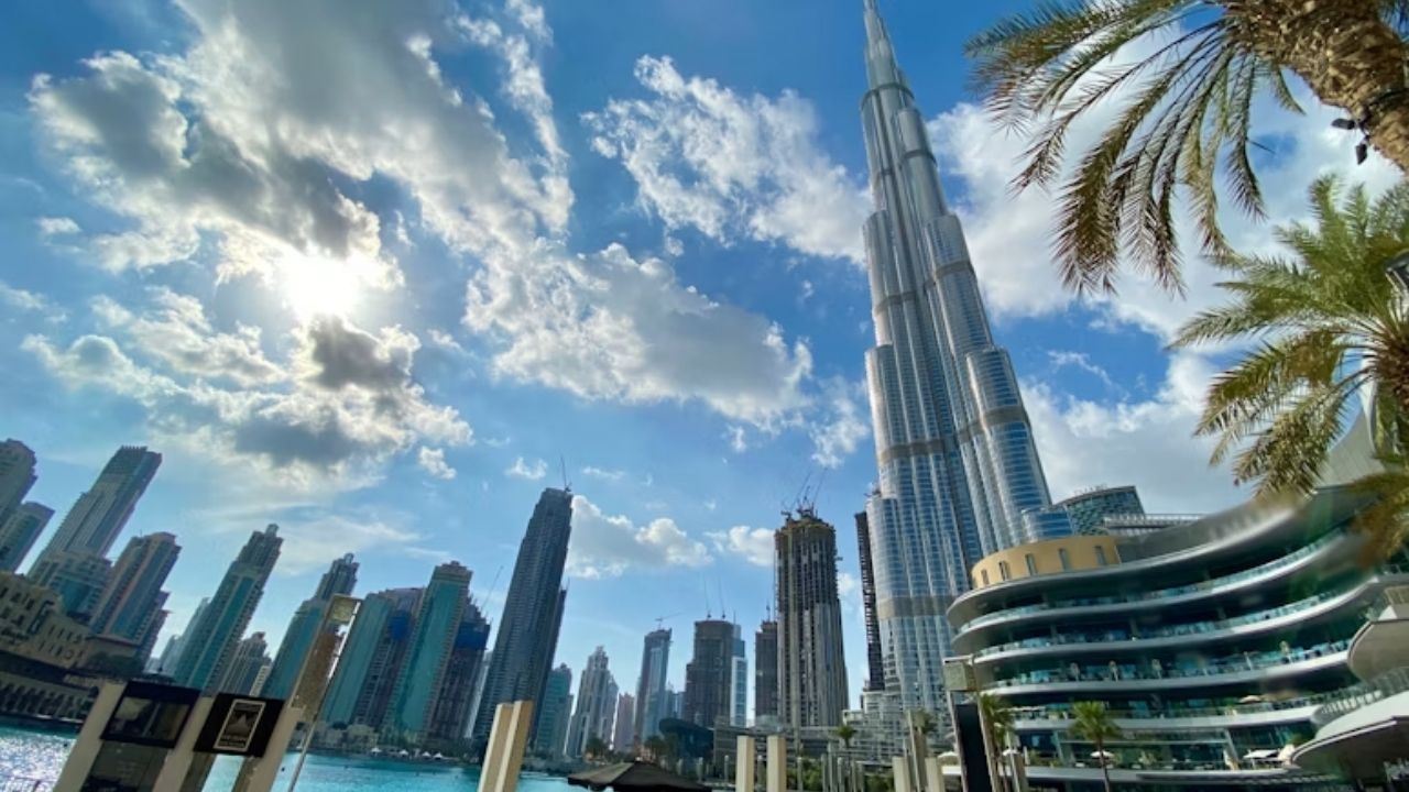 Dubai passou a oferecer até R$ 4,1 mil a moradores que levarem turistas ao emirado depois que ataques com mísseis atingiram hotéis de luxo, fecharam temporariamente o aeroporto
