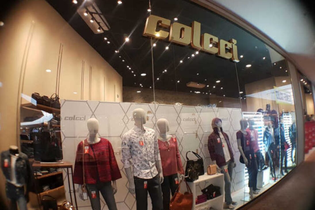 Colcci nasceu em 1986 como pequena malharia de moletons em Brusque e virou ícone das passarelas. Veja quem fundou, quando foi vendida e o que mudou depois.