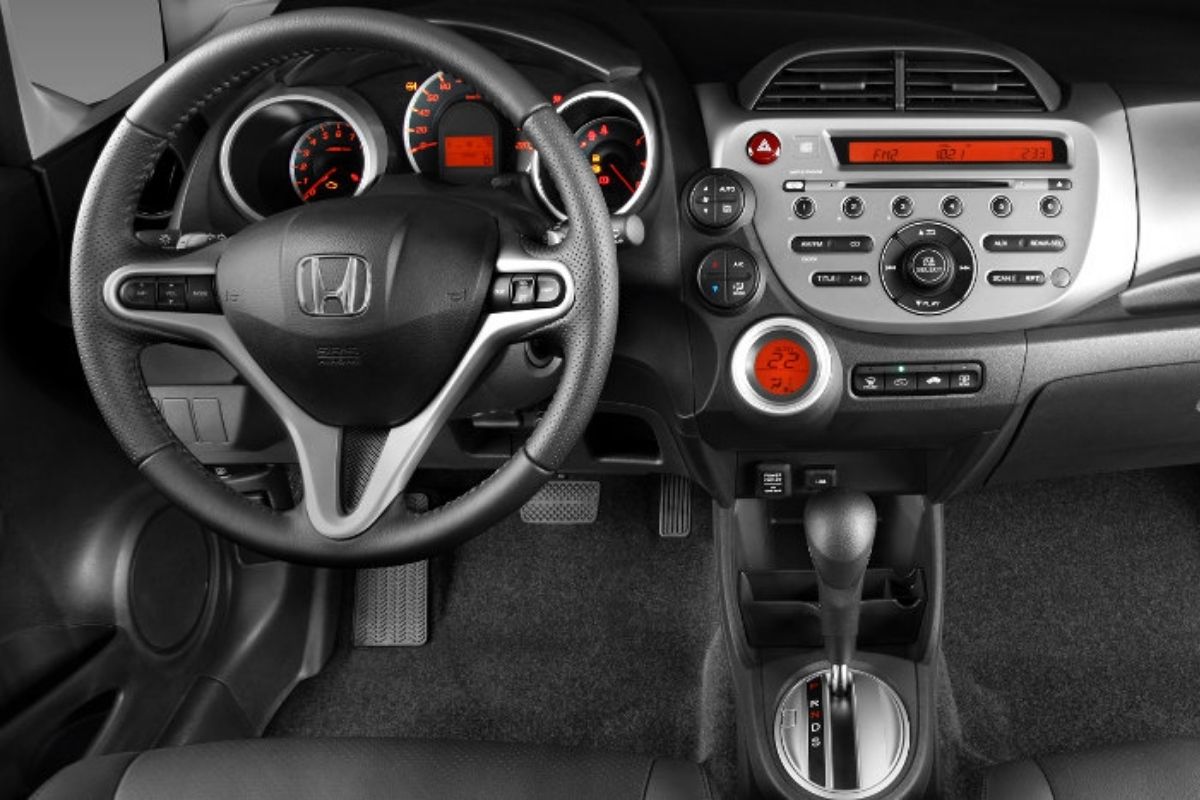 Ele custa cerca de R$ 62 mil, possui motor 1.5 i-VTEC de 116 cv, consumo de até 14,1 km/l e 363 litros de porta-malas, manutenção acessível e mecânica confiável; saiba se vale a pena comprar um Honda Fit LX 1.5 2015 usado