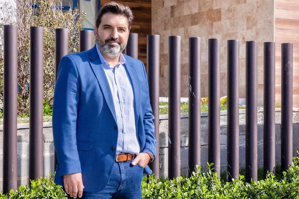 Douglas Strabelli saiu do Brasil aos 18 anos, trabalhou como pedreiro na Espanha e hoje comanda a Sagewood, construtora que projeta faturar US$ 100 milhões em 2026.