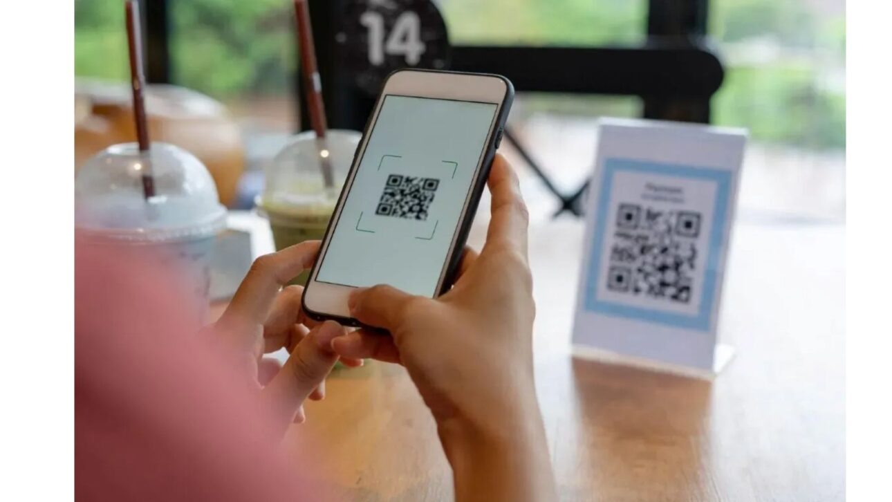 China conecta aplicativos ao Pix e turistas chineses vão pagar por QR code em lojas do Brasil, enquanto os EUA taxam produtos e investigam o sistema.