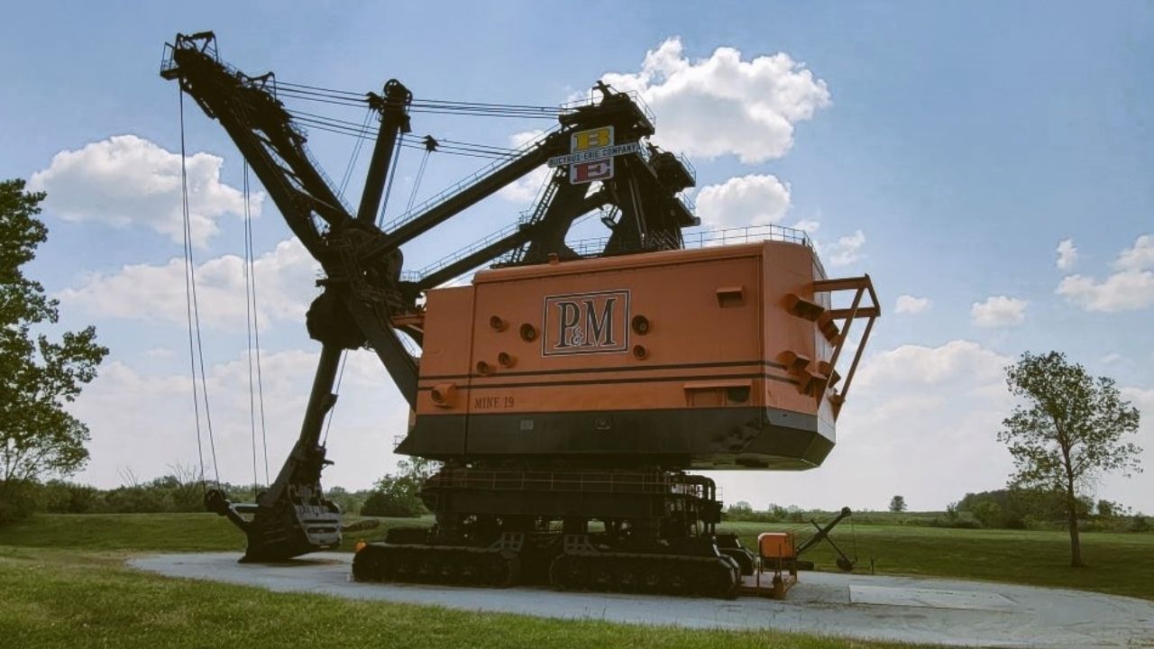Escavadeira elétrica Big Brutus chegou ao Kansas em 150 vagões e usava caçamba gigante antes de ser aposentada após 11 anos.
