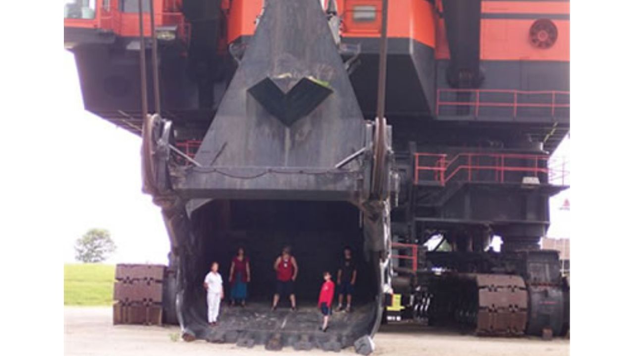 Escavadeira elétrica Big Brutus chegou ao Kansas em 150 vagões e usava caçamba gigante antes de ser aposentada após 11 anos.