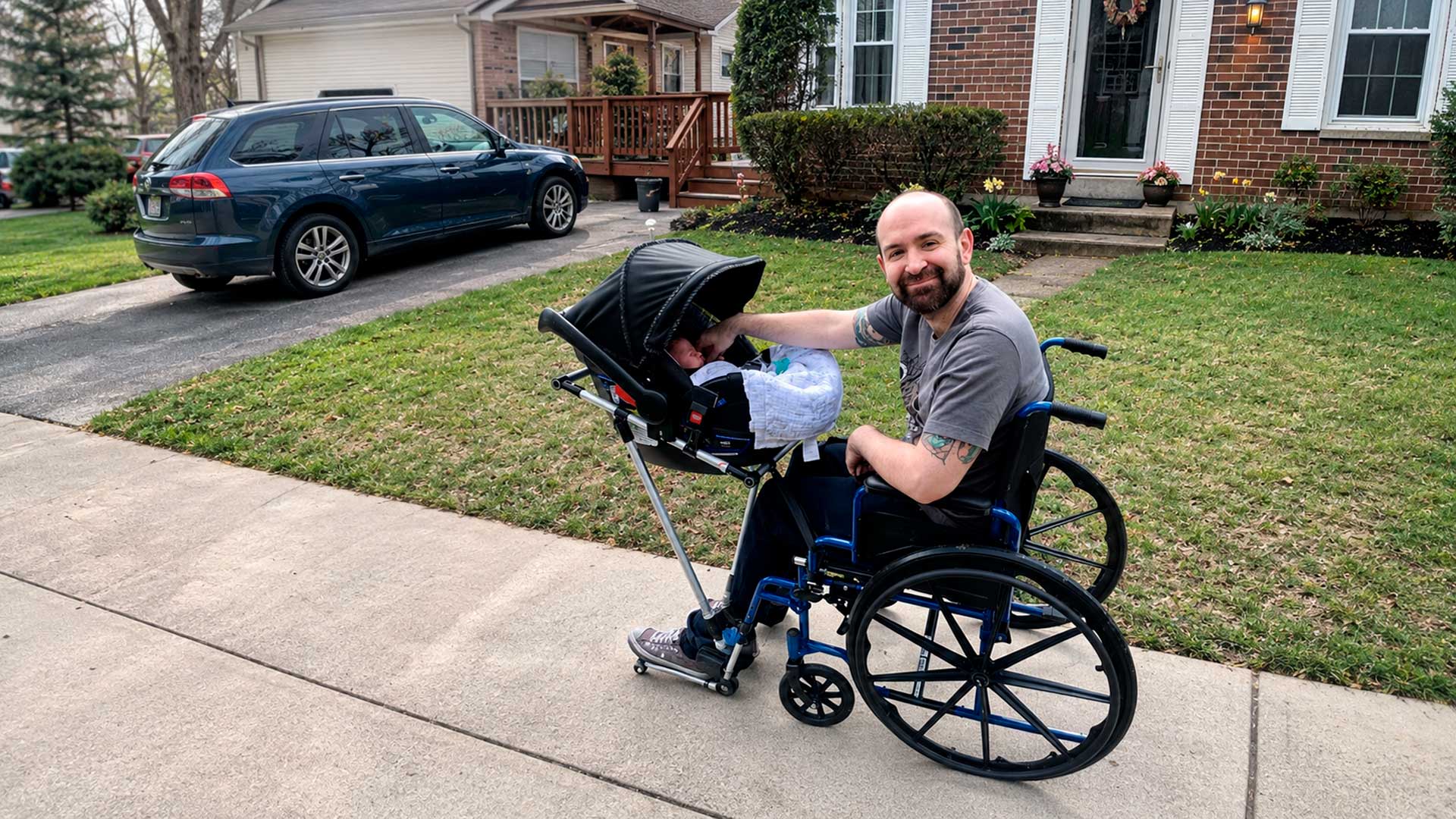 Estudantes criam adaptação para cadeira de rodas que permite a pai com mobilidade reduzida passear com o filho recém-nascido