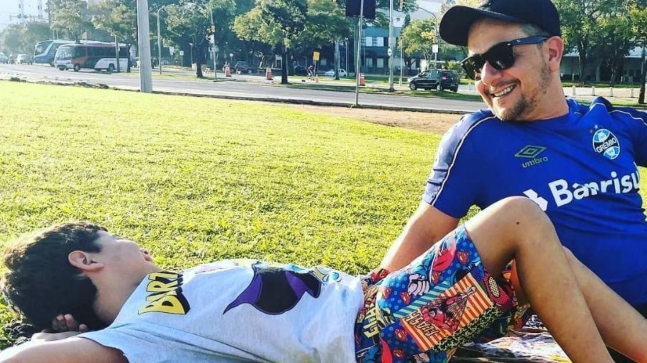 Adoção de Bruno por Rodrigo, após câncer da mãe, levou nove anos e terminou com nova certidão reconhecendo a paternidade.