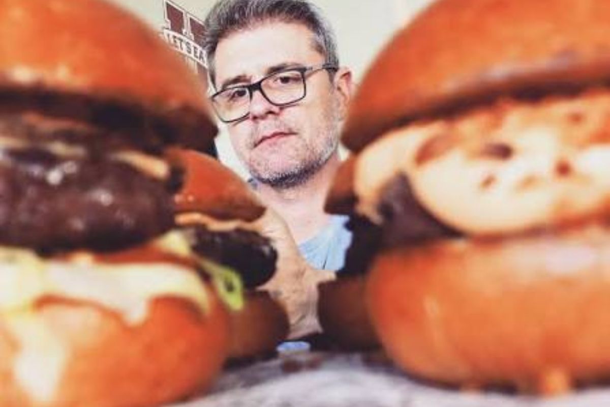 Ele foi chefe de cozinha do McDonald's em Londres, voltou ao interior paulista e abriu a própria hamburgueria em Itu, que virou rede de franquias.