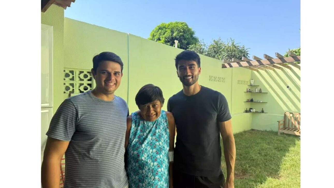 Victor, Neusa e Lucas vivem felizes na casa que sempre foi um sonho para eles (Foto: Natália Olliver)