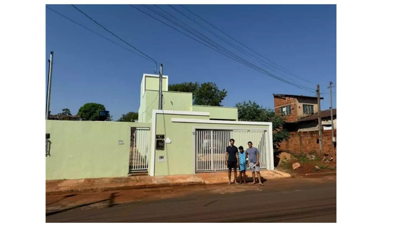 Victor, Neusa e Lucas vivem felizes na casa que sempre foi um sonho para eles (Foto: Natália Olliver)