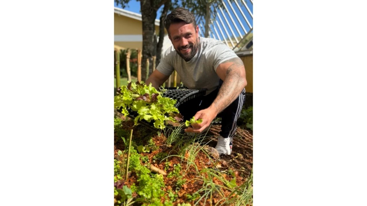 Rafael Cardoso fez da Fazenda Casulo um projeto de agrofloresta e agricultura sustentável, com alimentos orgânicos vendidos em cestas no Rio.