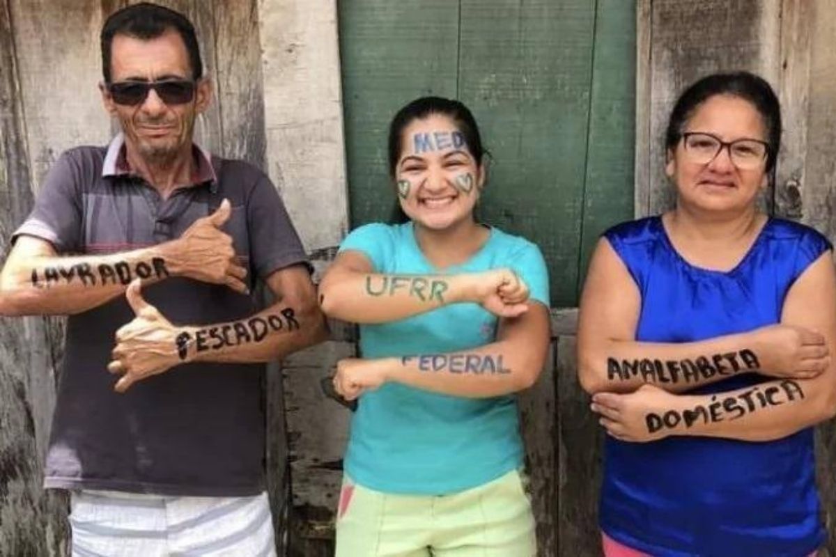 Sabrina da Silva, 20, filha de lavrador e de doméstica analfabeta, estudou em escola pública em São Luís e passou em Medicina na UFRR após 17 tentativas.