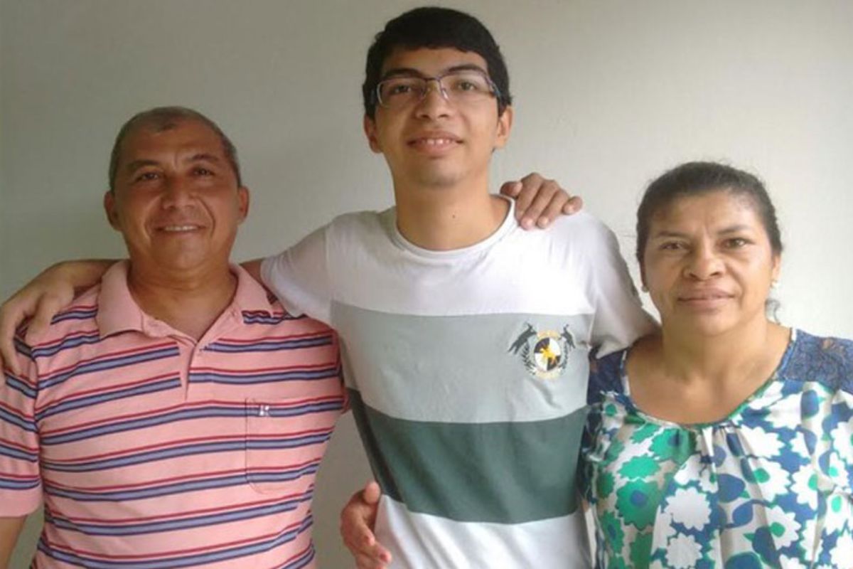 Filho de pedreiro e doméstica no Piauí, Sérgio fez o Enem três vezes, tirou 793,22 e passou em 1º entre os cotistas de Medicina da UFPI; cidade fez festa