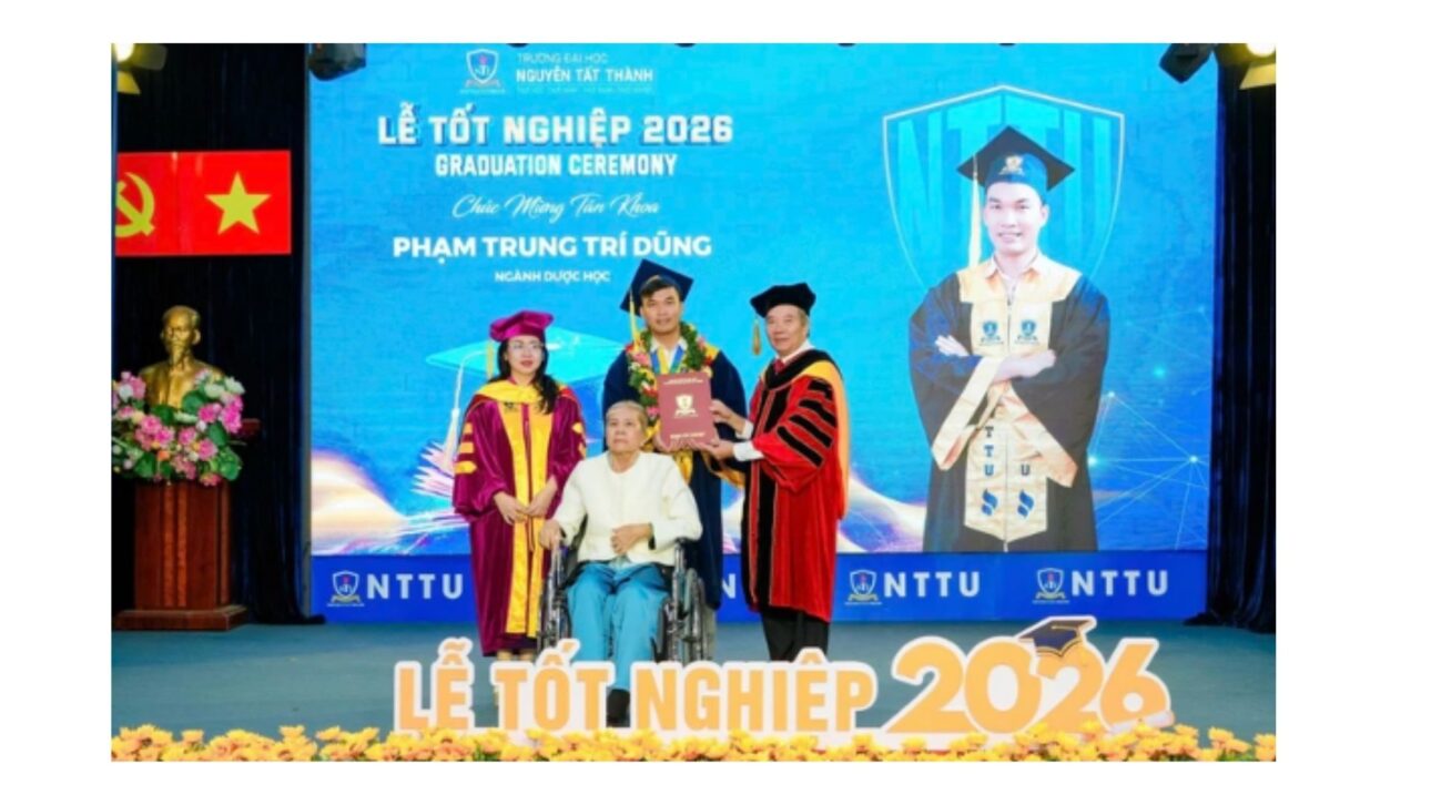 Dung recebe seu diploma universitário com sua mãe - Foto: NT