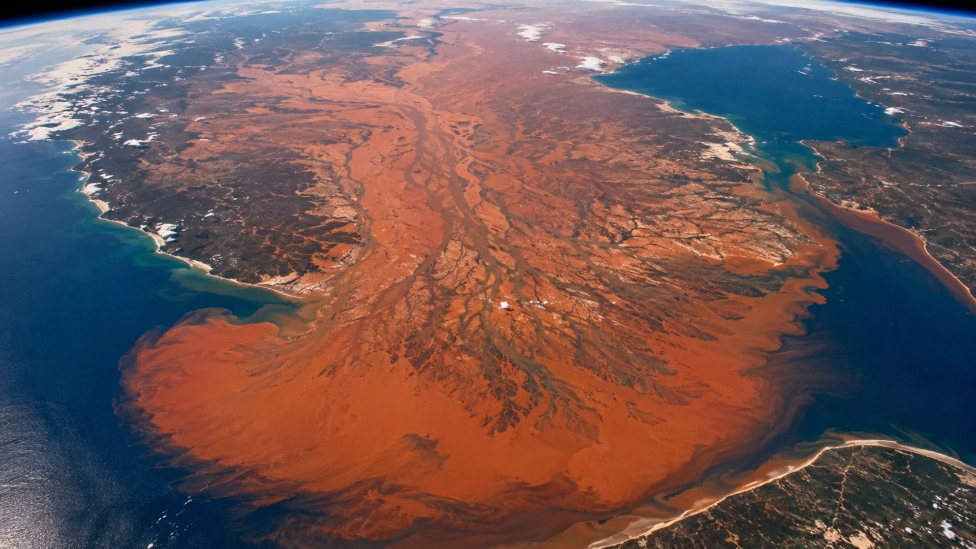 Foto da NASA flagra delta de 35 km avançando sobre estuário em Madagascar e tingindo água de vermelho