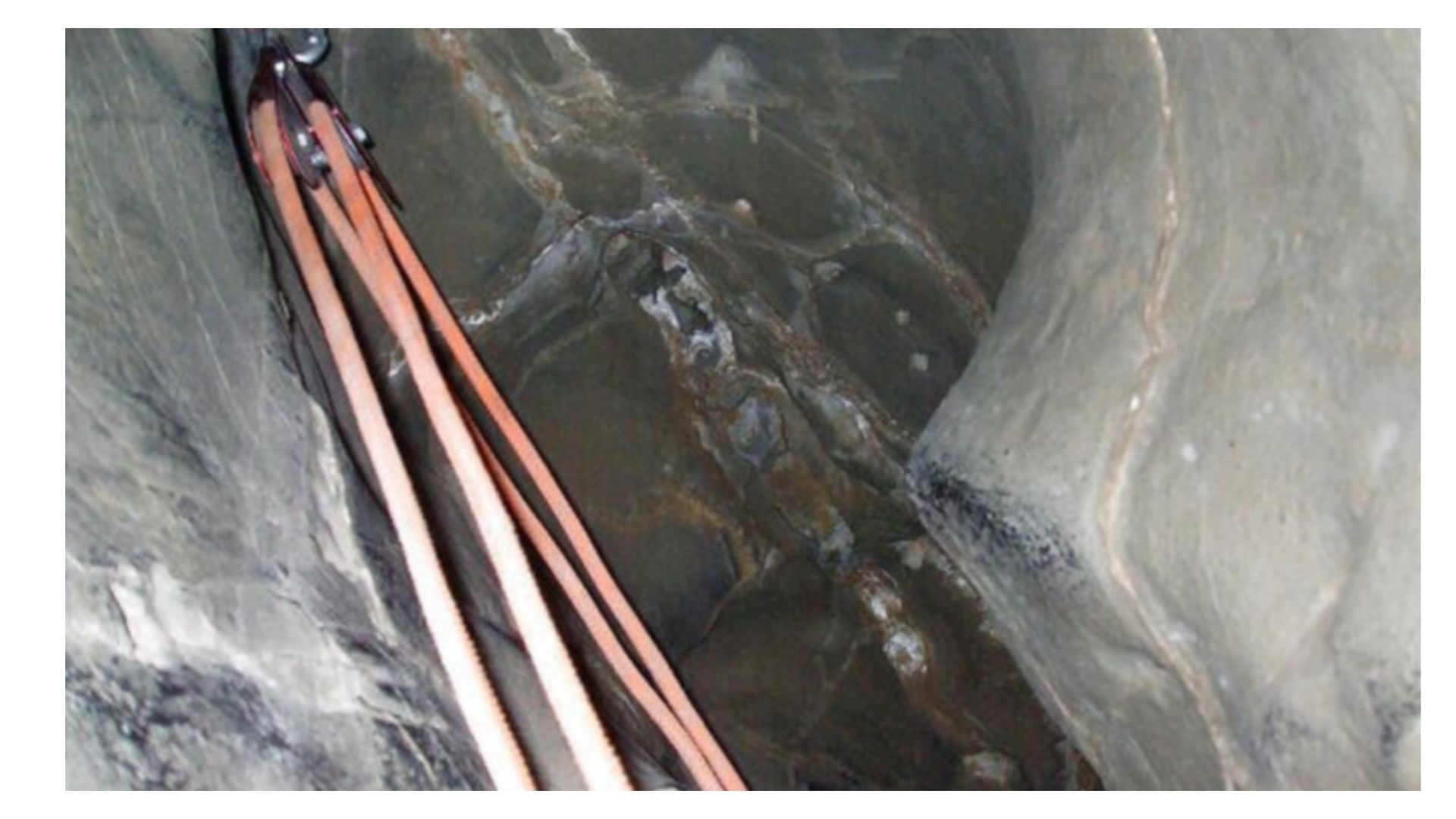 Cintas de tração atravessam uma das passagens estreitas da Nutty Putty Cave durante a tentativa de retirar John Jones (Foto: Utah County Sheriff’s Office)