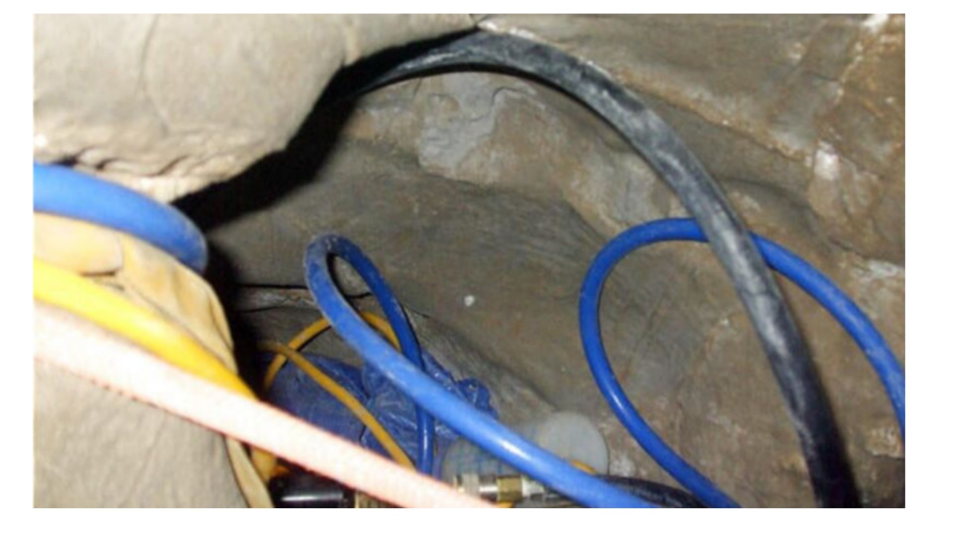Mangueiras e equipamentos usados pelas equipes ocupam uma das passagens da Nutty Putty Cave durante o resgate (Foto: Reprodução/Utah County Sheriff’s Office)