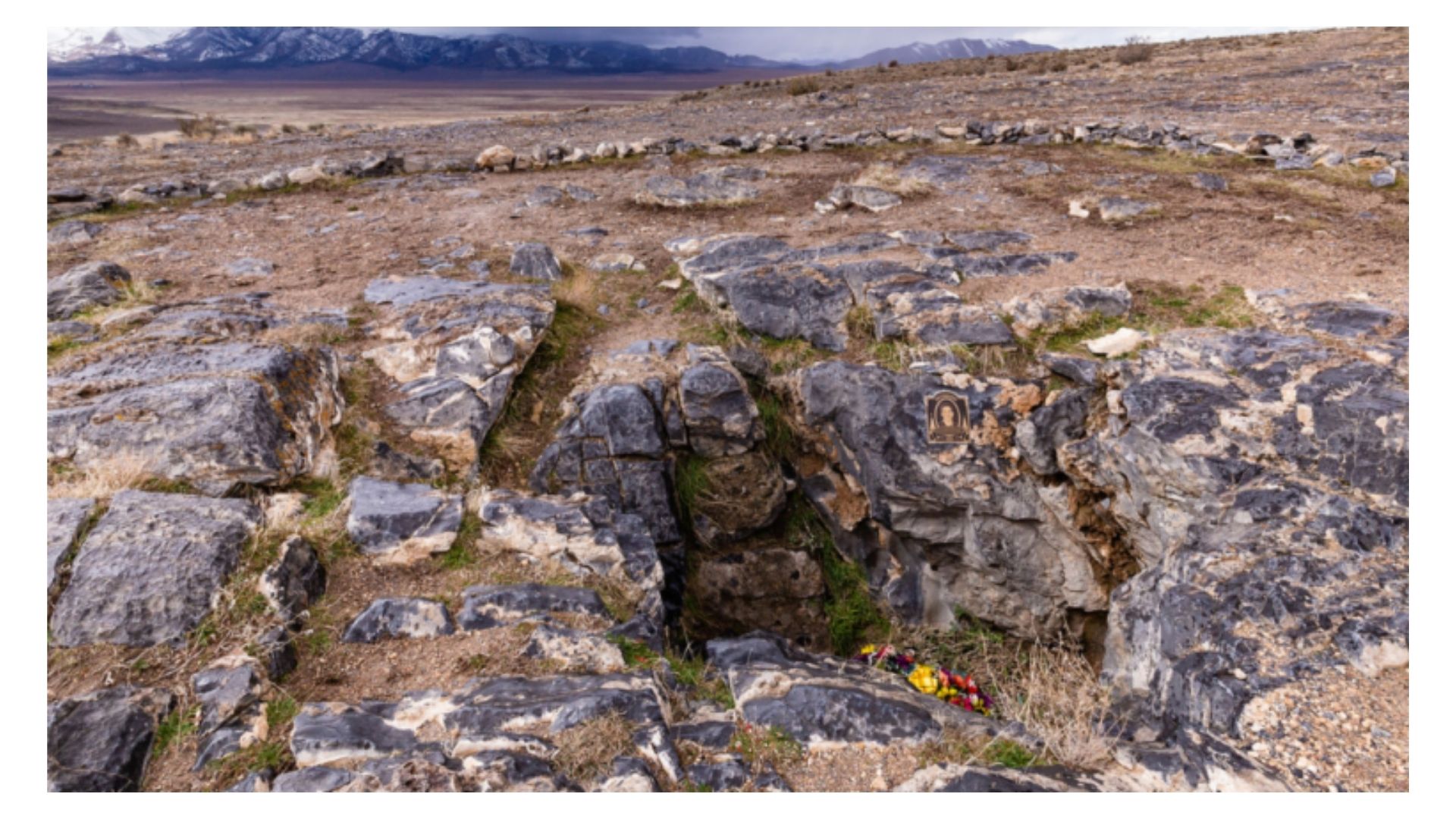 A entrada selada da Nutty Putty Cave abriga uma placa em homenagem a John Edward Jones, cujo corpo permanece no interior da formação (Foto: Dave Cawley/Wikimedia Commons)