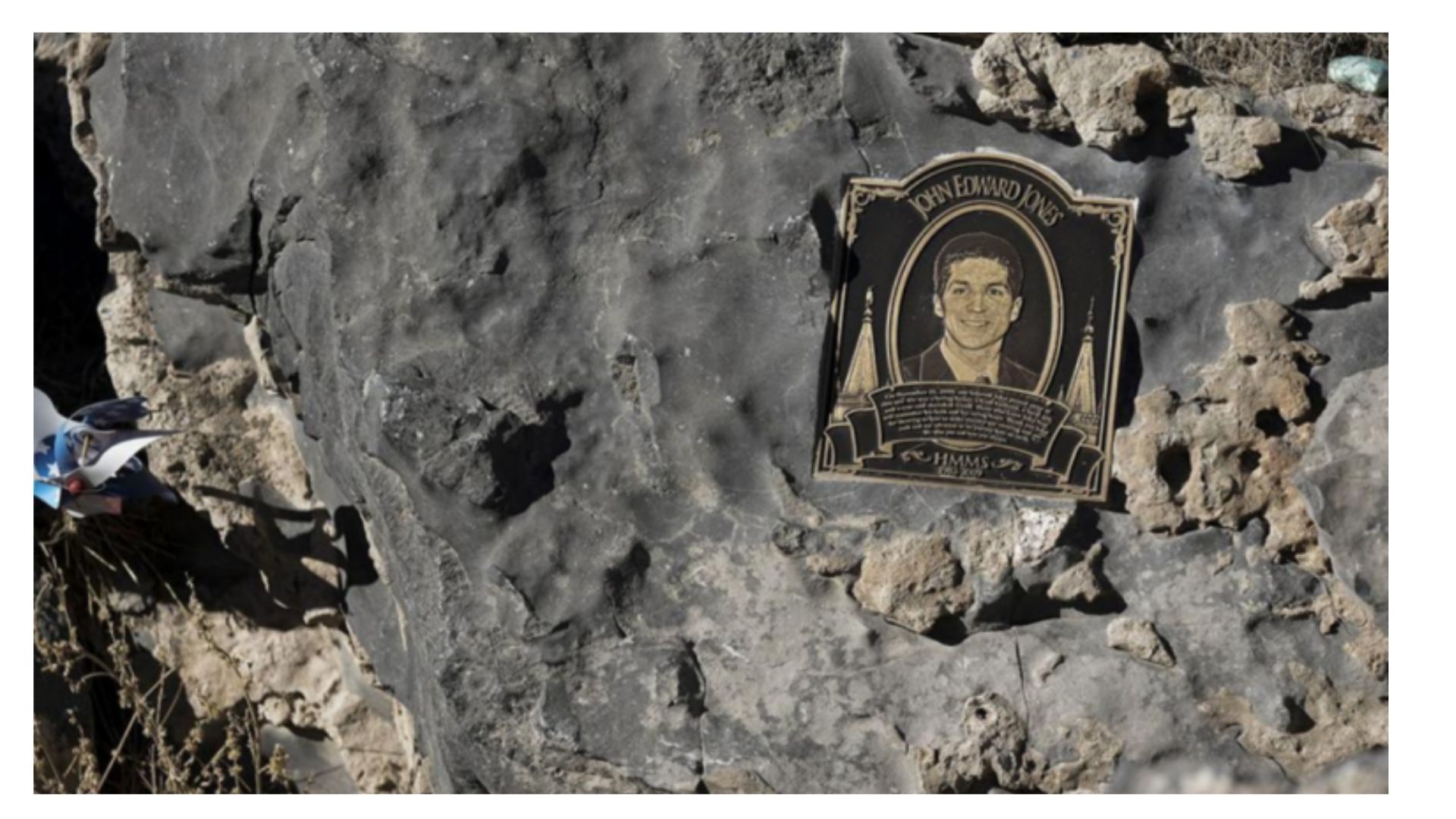 A placa instalada na rocha preserva o nome e o retrato de John Edward Jones próximo à entrada selada da caverna (Foto: Rerodução/Bethany Baker/The Salt Lake Tribune)