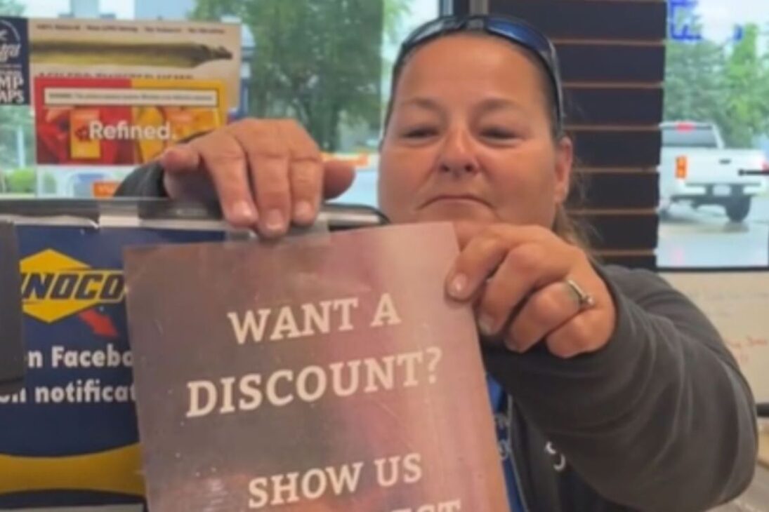 Posto em Nova York deu 20% de desconto a quem dançasse no caixa e o passo improvisado de um cliente de 66 anos passou de 1 milhão de views