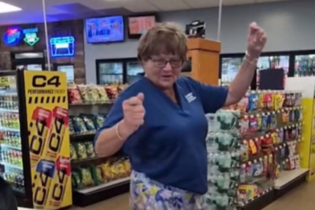 Posto em Nova York deu 20% de desconto a quem dançasse no caixa e o passo improvisado de um cliente de 66 anos passou de 1 milhão de views